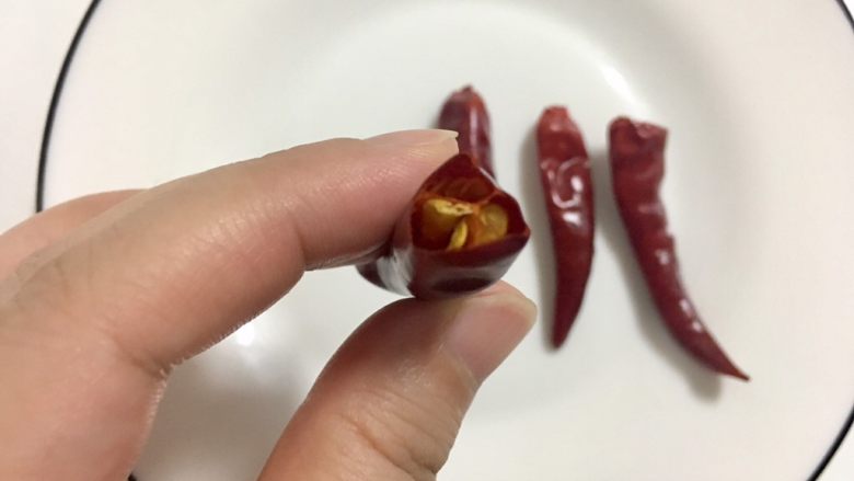 辣炒蚬子,剪去头部,揉动辣椒表面