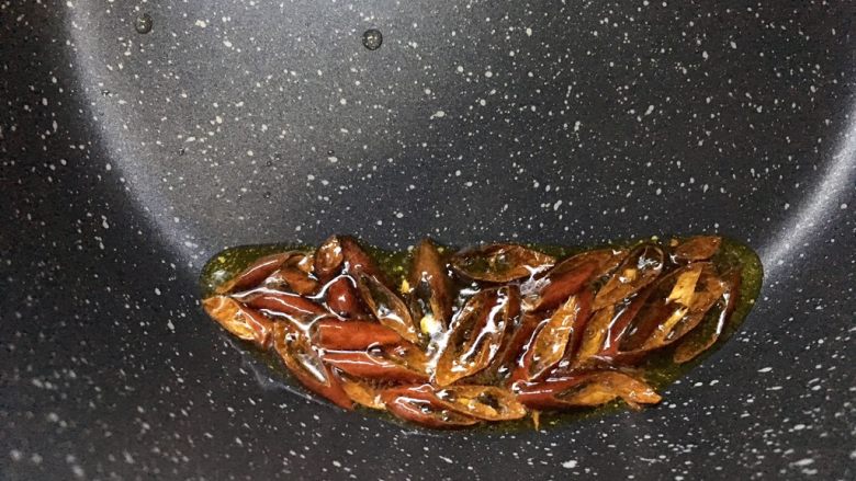 辣炒蚬子,直到辣椒周围出泡泡,闻到辣椒香味关火