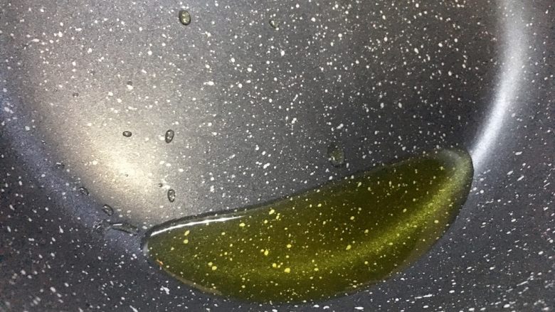 辣炒蚬子,热锅冷油(油不用很多)