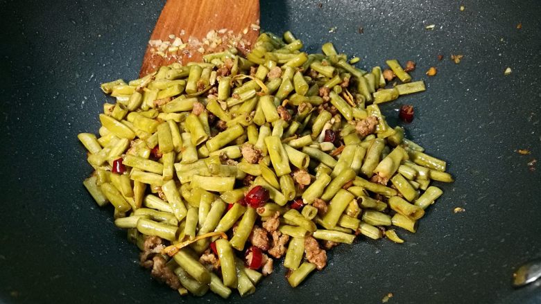 腌酸豆角懒人法,放入酸豆角翻炒,加入盐(看个人腌的豆角的咸度,看需不需要再放盐),鸡精,白糖,少许生抽,炒匀。