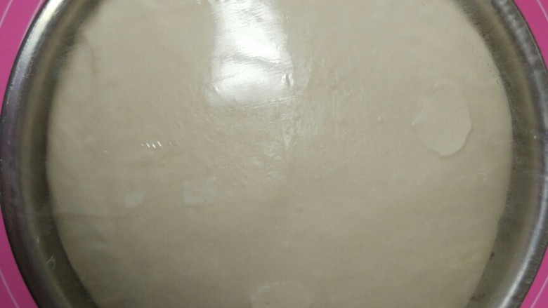 椰蓉泡浆小排包,取出面团放入盆中,盖上保鲜膜,室温发酵一小时至2倍大。