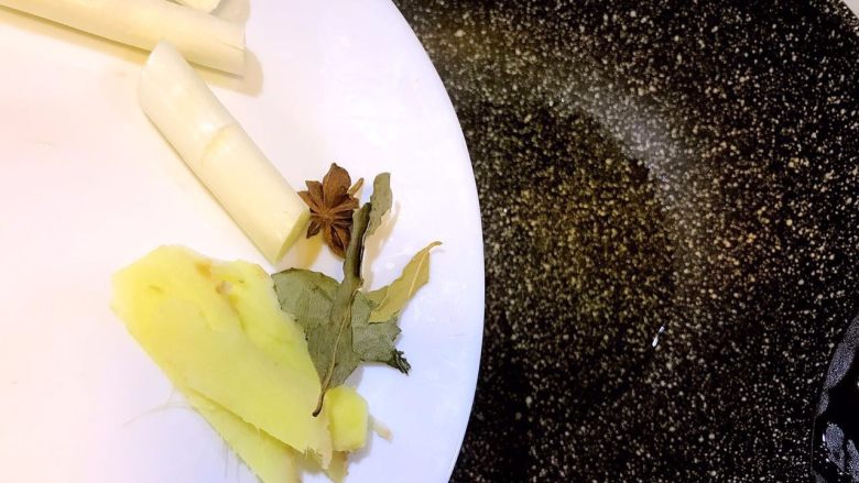 红烧鱼籽杏鲍菇,锅中倒入少许色拉油,倒入葱姜,八角和香叶煸炒出香味