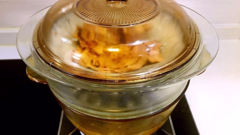 低脂鸡腿肉,入蒸锅:大火烧开后,上锅蒸15分钟左右