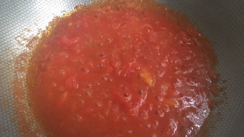 小鸡意面,烧开后加入番茄酱和一点盐,小火3分钟,中间不时搅动一下