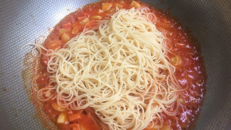 小鸡意面,意面过凉水后下锅,大火收汁。过水是去掉碱水味、增加韧性