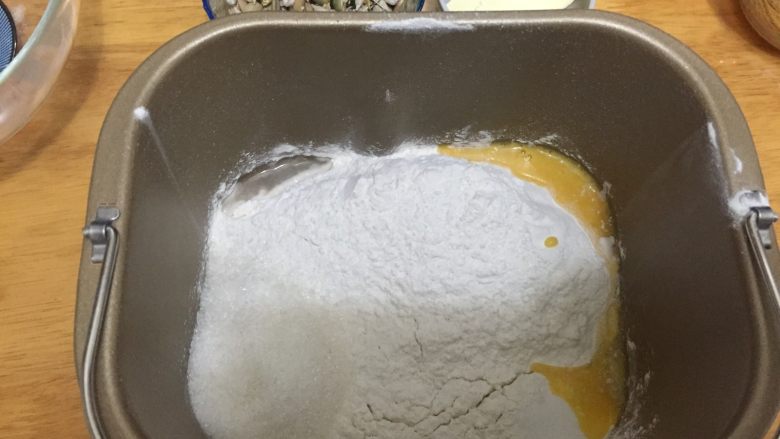 果仁吐司 直接法,将除黄油和果仁芝麻以外的所有材料放入面包桶中,面包机揉面25分钟