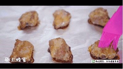 蜜汁排骨,15分钟后取出,刷上一层蜂蜜。