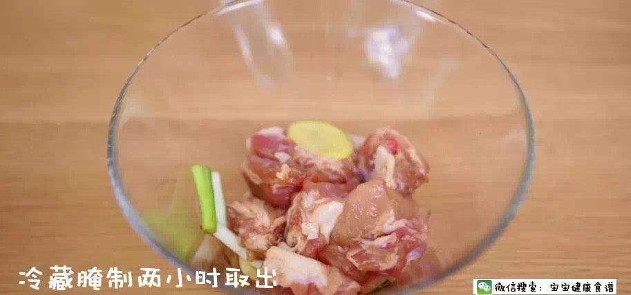 蜜汁排骨,盖上保鲜膜,冷藏腌制两小时取出 。
能不能做的好吃,腌制和去腥是一个重要的步骤,你一定不要省略、也不要偷懒哈!