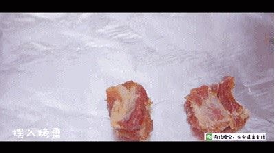 蜜汁排骨,摆入烤盘中。
烤排骨的时候会烤出大量的油,所以要在烤盘上铺一层锡纸,方便清洗。