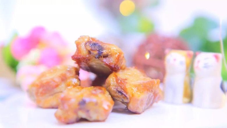 蜜汁排骨,出锅,温热食用。
这是一道只要原材料你都备足,绝对成功率100%的菜。超适合没有什么做饭基础或者是烤箱刚入手的宝妈们,也是招待客人的完美硬菜!