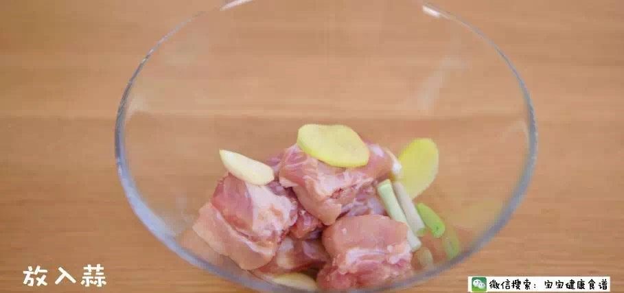 蜜汁排骨,排骨清洗过后放入碗中,加入葱姜蒜。
排骨买的时候,最好肉摊老板或者超市工作人员帮你用大刀剁好适合的小块,这样更加的省时省力。
将排骨反复清洗干净,减少里面的血水。再加入葱姜蒜,去除肉腥味。