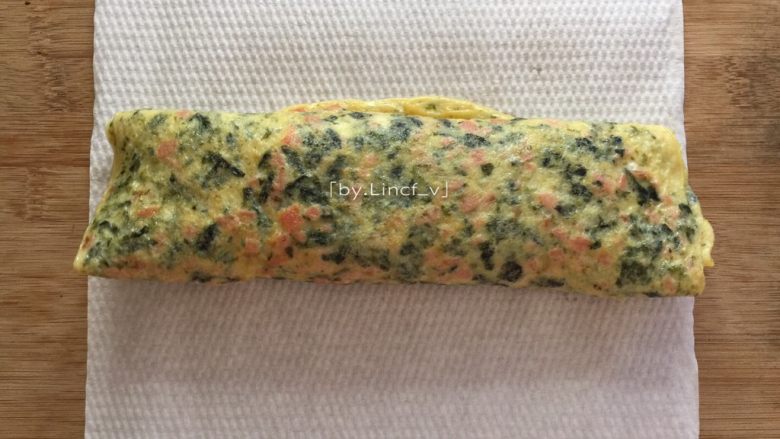 日式海苔玉子烧,煎好的玉子烧鸡蛋卷放入吸油纸包裹住,吸掉多余油份,稍微放凉