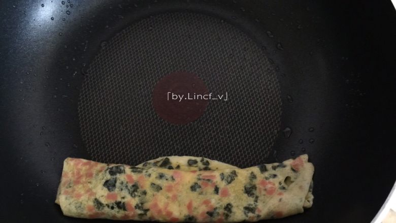 日式海苔玉子烧,卷后的鸡蛋卷靠边,在锅上再刷上一层薄薄的食用油,也可不刷