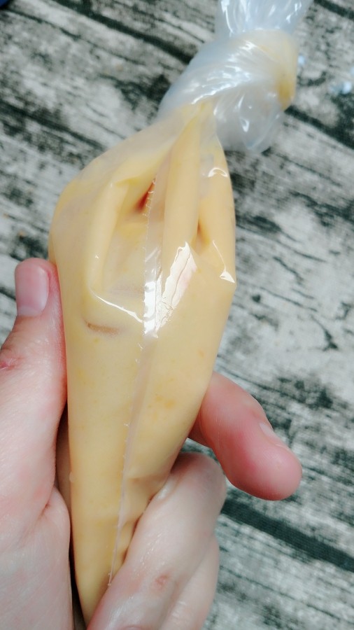 流心奶黄月饼,由于流沙馅冻起来很费劲儿,建议装裱花袋挤出10g一个的小剂子冻,用的时候不要全部拿出来,用一个拿一个否则会化的特别快