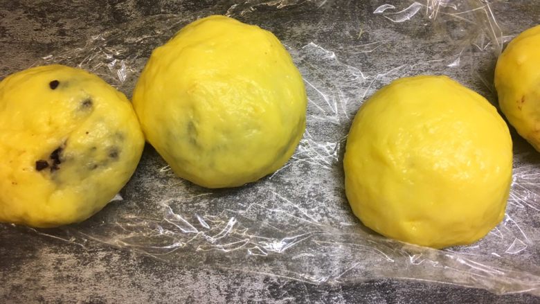 紫米华夫饼,收口揉圆,做好后继续醒发5分钟