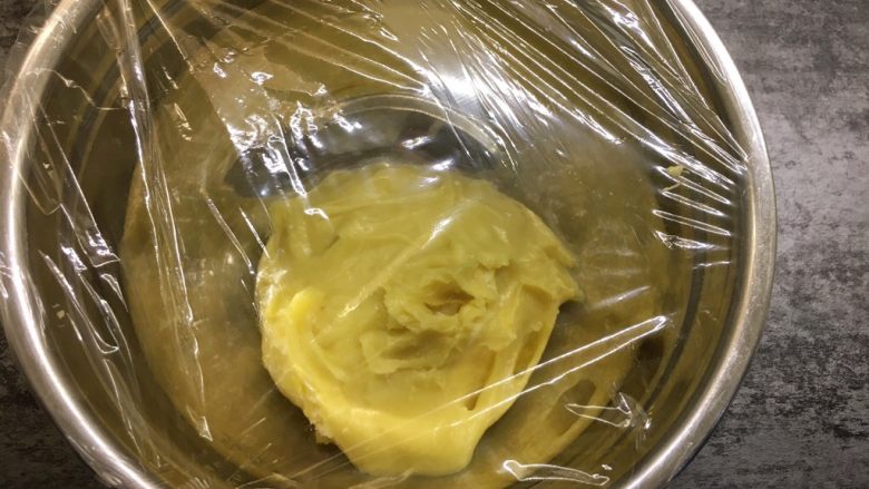 紫米华夫饼,揉好后将面团取出,放入干净的盆里,盖上保鲜膜,放入冰箱冷藏十小时