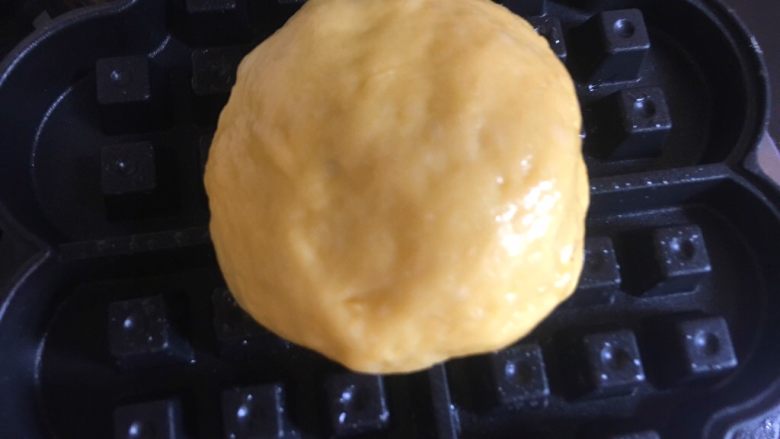 紫米华夫饼,醒发完成后,充分预热华夫饼模具,刷上一层油,放入华夫饼面团,盖上盖子