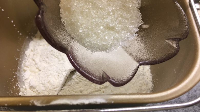 紫米华夫饼,盐和糖对角放,面粉中间挖一个小洞,加入酵母,用面粉盖住,开始揉面