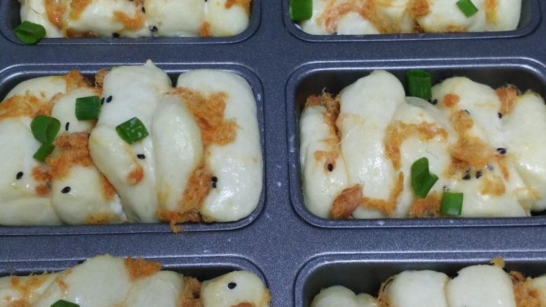 香葱手撕肉松面包,发酵好的面包表面涂一层蛋液,撒香葱段