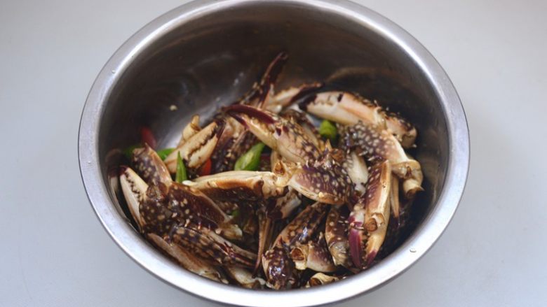 生腌蟹钳,密封冷藏一天,入味后,捞出蟹钳,用生抽、青红椒段拌均匀,即可食用
