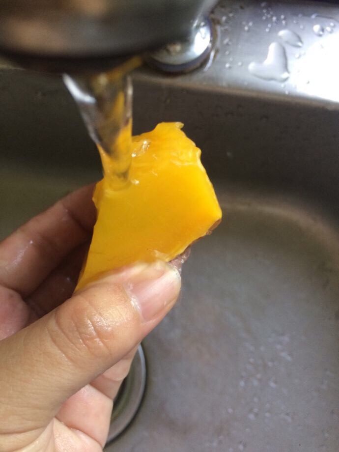 南瓜蛋黄泥(6个月+),南瓜同样冲干净