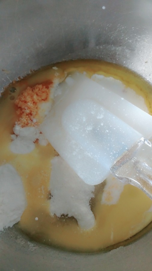 流心奶黄月饼,把其他奶黄馅的所有材料放入,我是隔水加热的但是你可以试一下蒸的