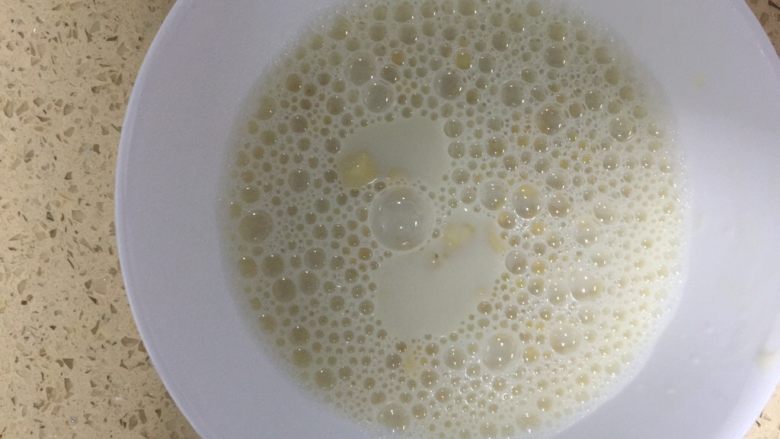 超简易版豆乳盒子,100g开水冲泡一包永和豆浆粉(煮豆浆好麻烦,用豆浆粉代替),喜欢浓的可以泡2包