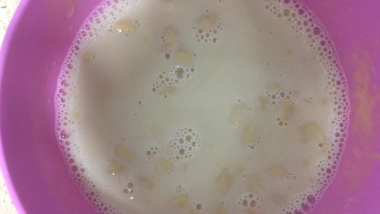 超简易版豆乳盒子,把豆浆分3次倒入低筋粉鸡蛋糊里,搅拌均匀。