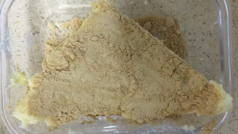 超简易版豆乳盒子,最后撒一层豆粉。做好的豆乳盒子放进冰箱冷藏一下,冷藏后才好吃😋