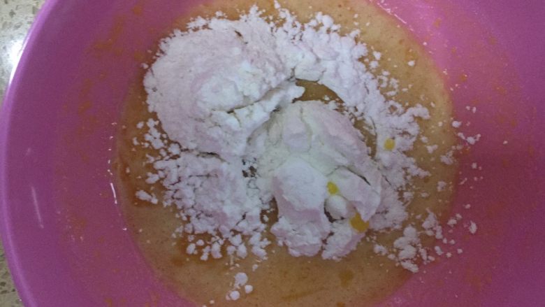 超简易版豆乳盒子,再加入10g低筋粉,5g淀粉搅拌均匀