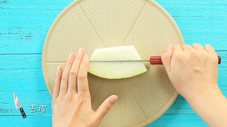 6-9个月宝宝辅食添加性状,冬瓜取靠近瓤的一段
ps:这部分的冬瓜口感较松软,更适合小月龄宝宝咀嚼