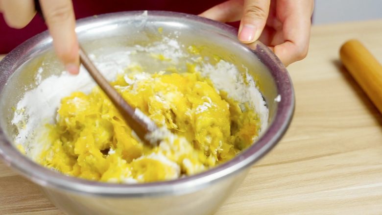 不煎不炸,健康养颜的美味——跨界南瓜饼,搅拌均匀(用南瓜的温度烫熟澄粉)