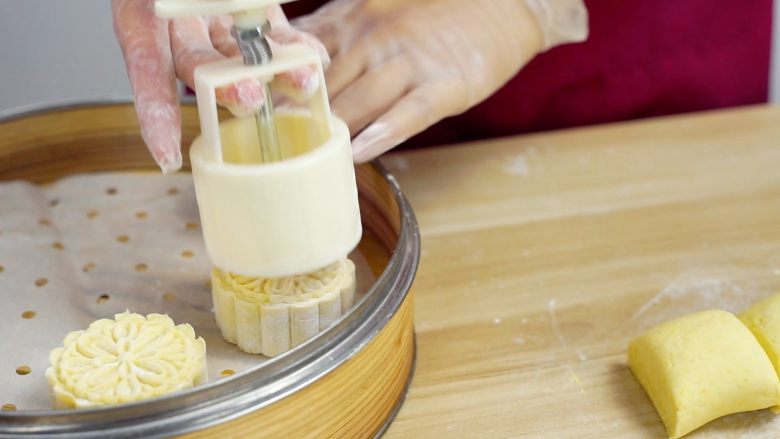 不煎不炸,健康养颜的美味——跨界南瓜饼,按压出形