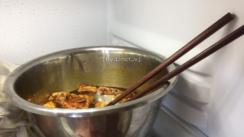黑椒烤排骨,放入冰箱冷藏腌制2小时,其间可拿出翻拌2-3次