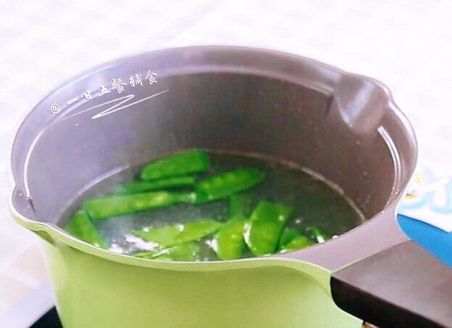 番茄手挤面,荷兰豆去筋,撕小段。放热水中焯30秒。