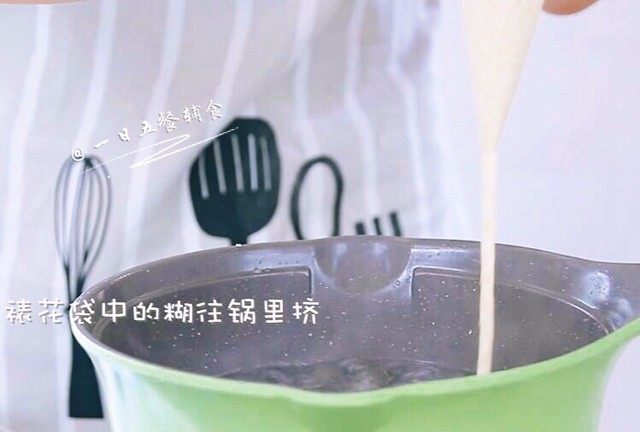 番茄手挤面,锅中烧水,水开后,握住裱花袋往锅里挤,一边挤一边移动。