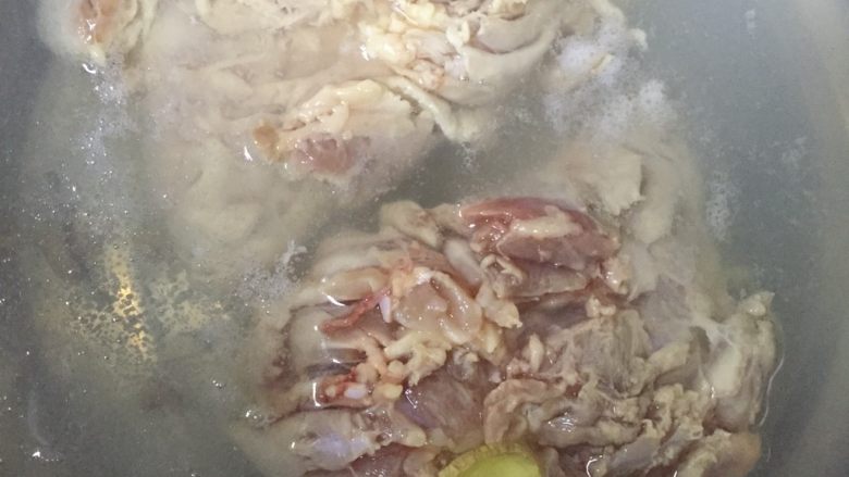鸡丝胡萝卜西芹菜,临近烧开时放鸡腿,水量盖过肉