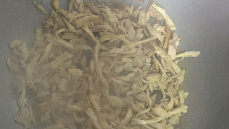 鸡丝胡萝卜西芹菜,热锅倒油,油热放姜丝、鸡丝,炒2~3分钟后放适量食盐