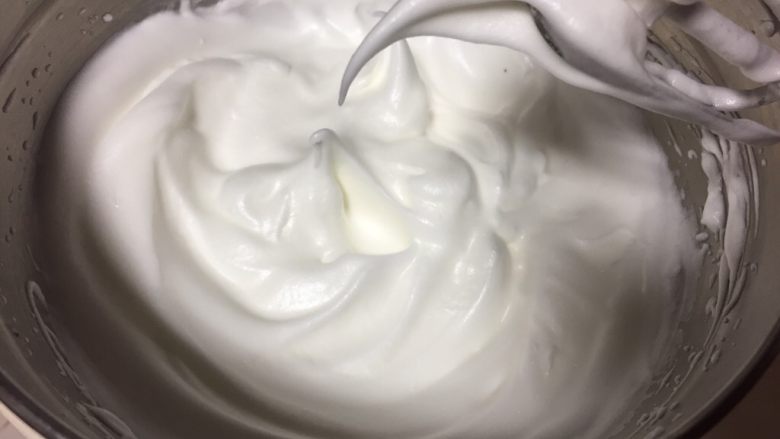 可可奶油瑞士卷,现在开始打发蛋清,滴几滴柠檬汁或几滴白醋在蛋清里(没有也可以不放),分三次加入细砂糖打发至弯勾状态。
先低速打发到出现大的鱼眼泡加三分之一细砂糖,转中高速打到鱼眼泡消失再加三分之一细砂糖,蛋白霜出现纹路加入剩余细砂糖,打到提起打蛋头呈弯勾状态就可以了,就是我们常说的湿性发泡。新手后期建议用低速打发,停下来多观察几次,避免蛋白霜打过头,等会卷的时候容易开裂。
提醒一下打发蛋清之前开始预热烤箱。