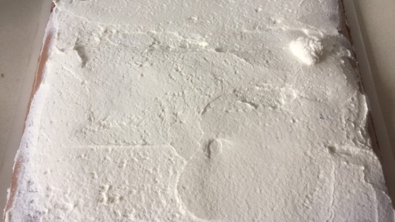 可可奶油瑞士卷,放至稍微有点温度的时候把蛋糕片再倒扣过来,淡奶油铺在蛋糕片的正面。
如果做正卷的就把奶油铺在反面。