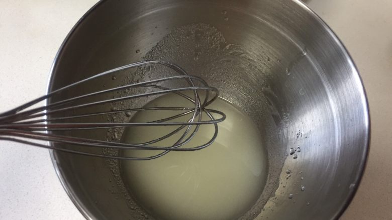 可可奶油瑞士卷,水和油进行乳化,手动蛋抽多搅拌一会,混合到表面看不到油花,水油完全融合在一起的状态。