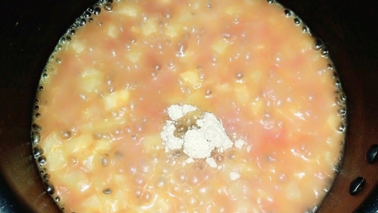 番茄土豆浓汤颗粒面,待土豆块煮至软烂后,加入一小勺自制香菇粉,再煮2分钟即可