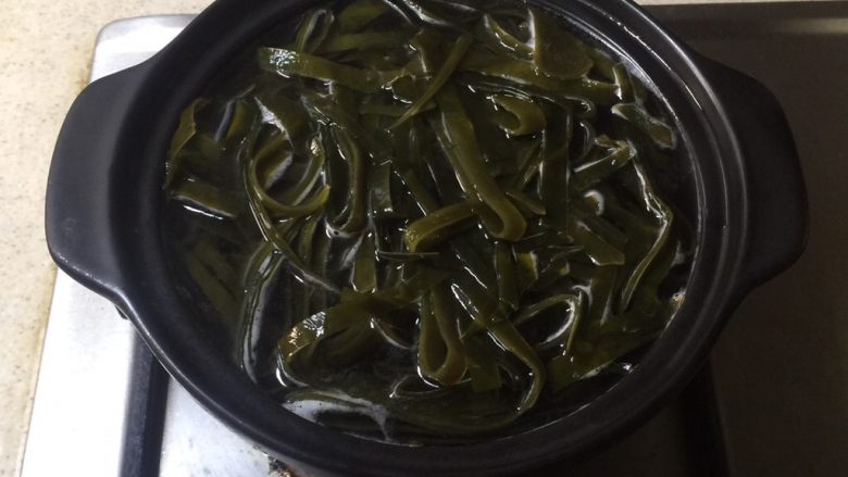 凉拌海带,锅里水烧开,放入海带大火煮开后煮30秒。