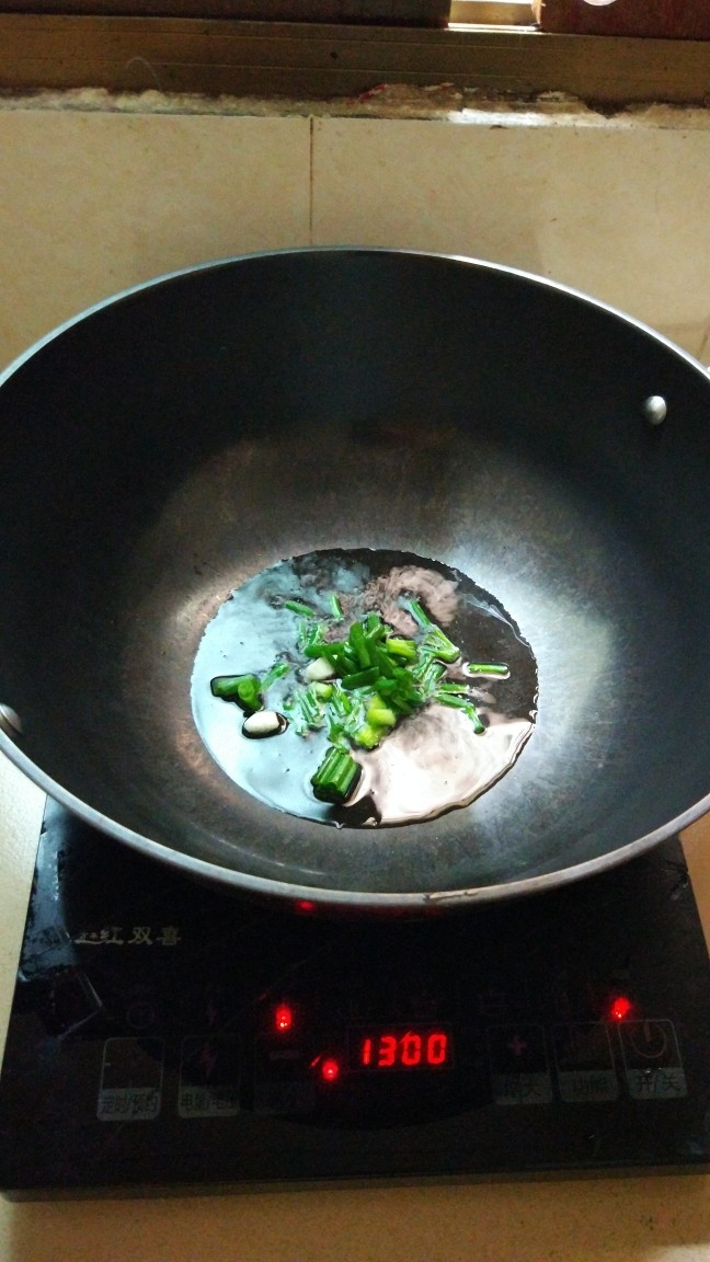 潮式葱香甜芋,热锅下油,爆香葱花。