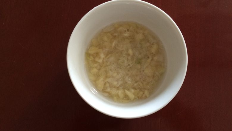 麻酱面,捣好的蒜里面放一些白水,激发蒜的香和辣,并放入精盐调味