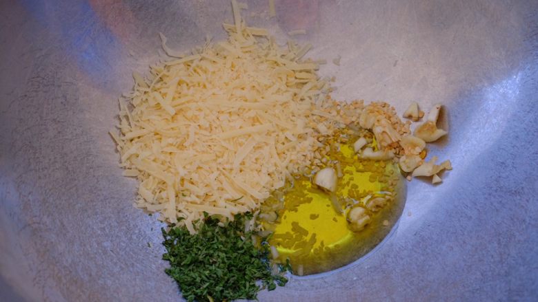 怎样把鸡翅吃干抹净(煎烤蒸三法),按照份量称取倒入碗中 搅拌均匀