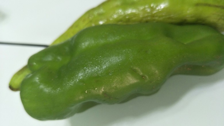 素干锅花菜,青椒两个,洗净备用