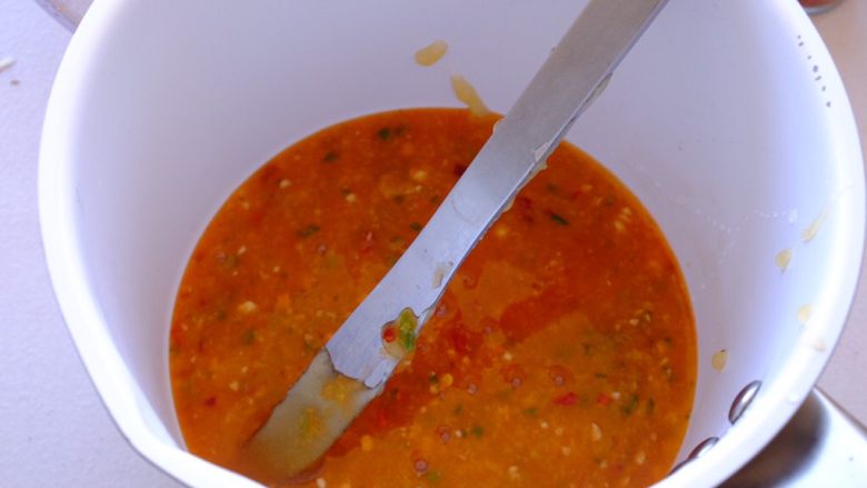 怎样把鸡翅吃干抹净(煎烤蒸三法),把蜂蜜和混合物倒入小奶锅中搅拌均匀 小火加热 熬成浓稠的汁