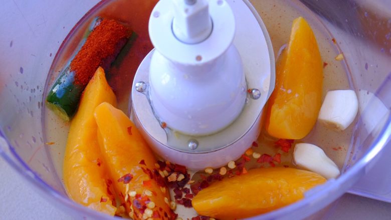 怎样把鸡翅吃干抹净(煎烤蒸三法),把所有材料按份量一股脑丢进搅拌机里