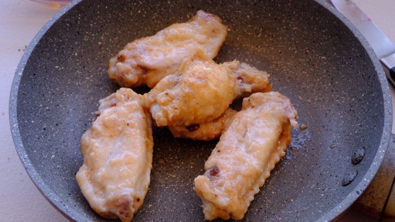 怎样把鸡翅吃干抹净(煎烤蒸三法),我自己喜欢稍微酥脆的表面 所以放平底锅里稍微煎到两面焦黄